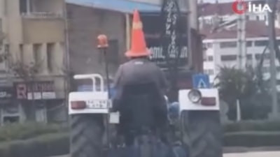 Bolu'da trafikte ilginç görüntü: Başına duba geçirip traktör sürdü