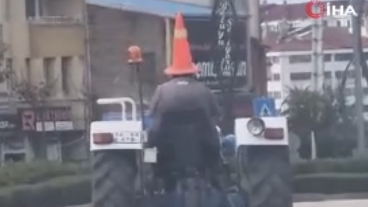 Bolu'da trafikte ilginç görüntü: Başına duba geçirip traktör sürdü