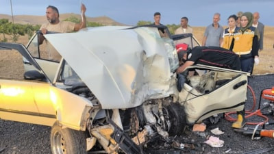 Şanlıurfa'da iki otomobil çarpıştı: 1 ölü 7 yaralı