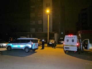 Adana'da sevgilisinin eski kocasından kaçarken 3. kattan düşen kişi öldü