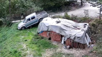 Karabük'te pikabın otomobile çarpıp bahçeye girmesi kamerada