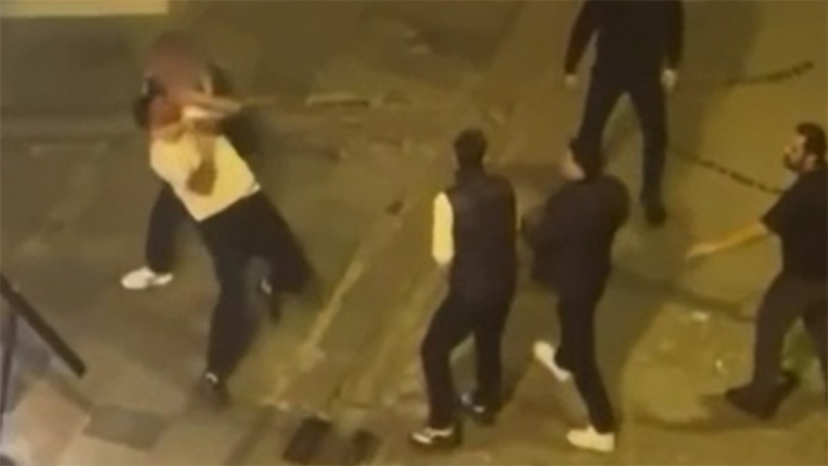 İstanbul Fatih'te 3 saldırganın 1 kişiyi darbettiği anlar görüntülendi
