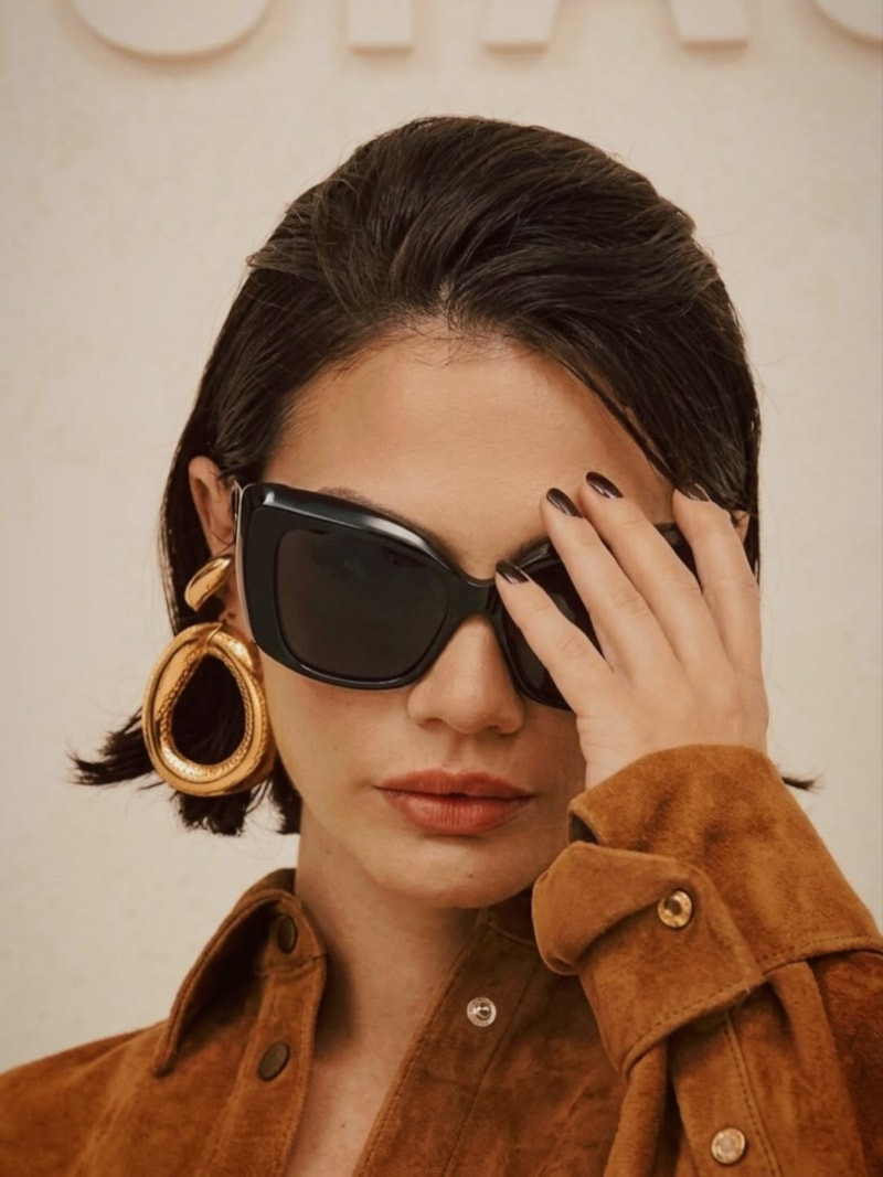 Demet Özdemir: Paris Moda Haftası’nda Yeni Saçlarla Modern İmajını Vurguladı