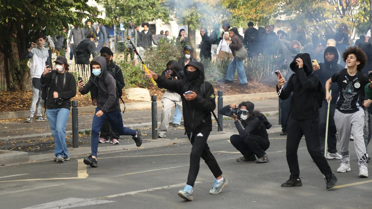 Fransa'da liselilerin isyanı büyüyor: Eylemciler otobüslere el koydu, yüzlerce gözaltı var