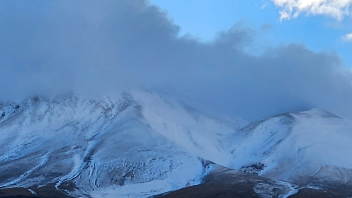 Bitlis Süphan Dağı'na mevsimin ilk karı yağdı