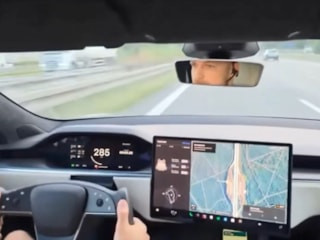 Almanya'da saatte 285 kilometre hızla giden Tesla'nın lastiği patladı