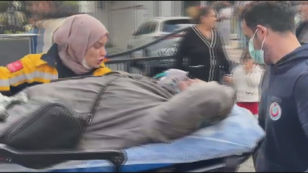 İstanbul'da 8 katlı binada yangın: Mahsur kalanlar var