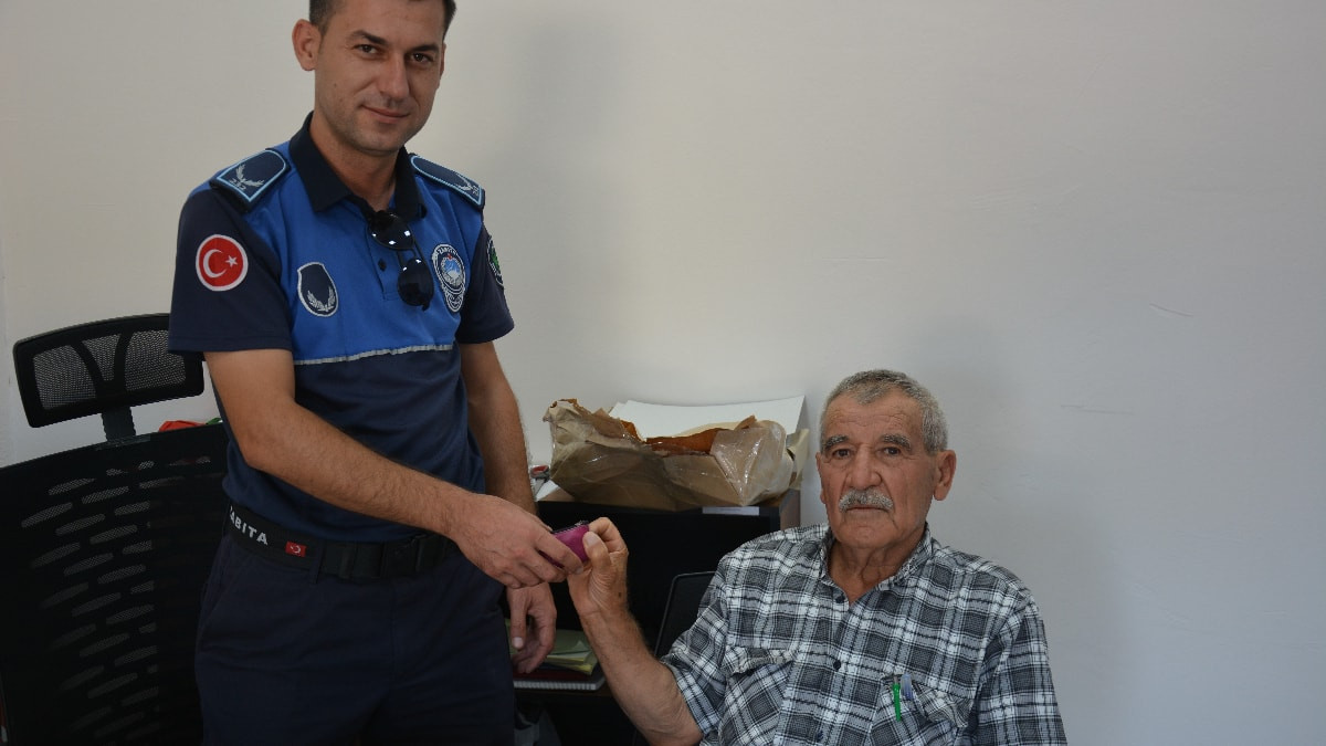 Manisa'da Kıbrıs Gazisi, bulduğu 400 bin liralık altınları zabıtaya teslim etti