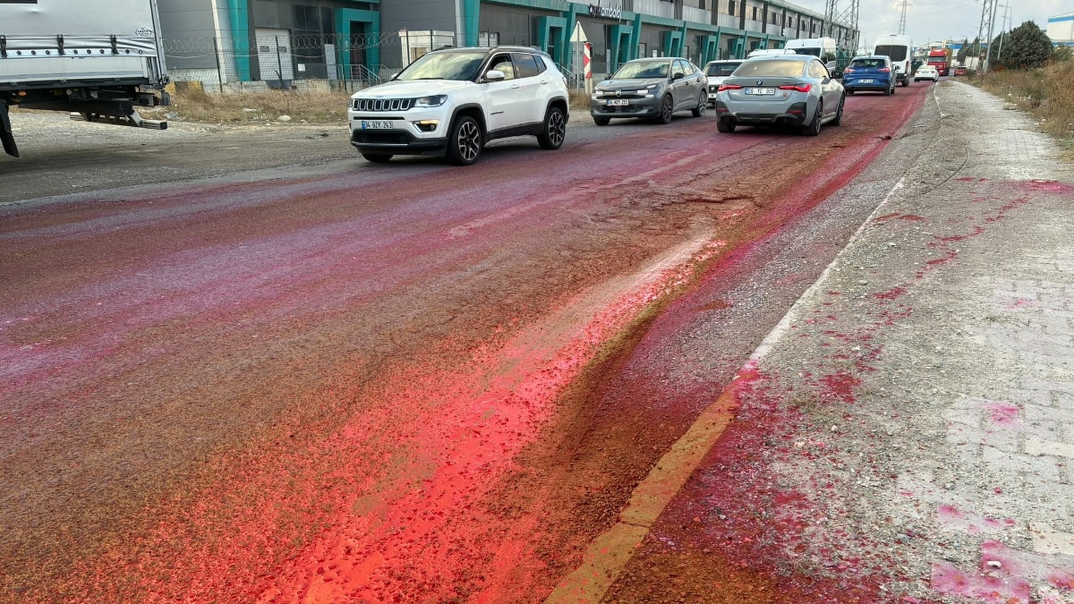Tekirdağ'da yola dökülen boya bütün caddeyi kırmızıya boyadı