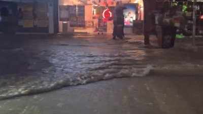 Elazığ’da sağanak yağışta caddeler dereye döndü