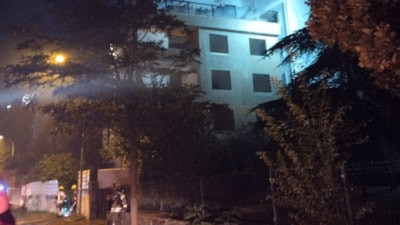 İstanbul'da metruk binanın çatısı alev alev yandı