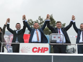 İzmir'de CHP'li belediye başkanları AK Parti'ye katıldı: Muhalefette Özgür Özel'e tepki