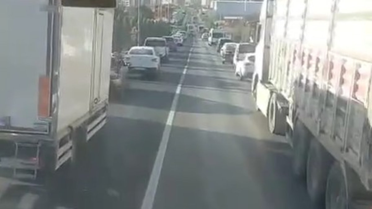 Mardin'de sürücüler, itfaiye aracına ‘fermuar yöntemiyle' yol verdi