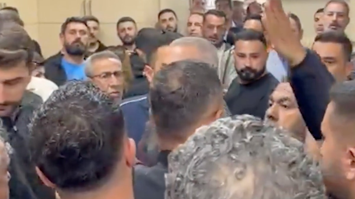 Çiğli Belediye Meclisi'nde gerginlik: Onur Emrah Yıldız'a su şişesi fırlatıldı
