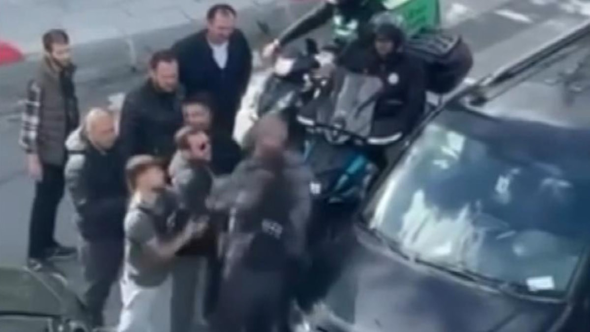 İstanbul'da iki sürücü arasında yol verme kavgası yaşandı