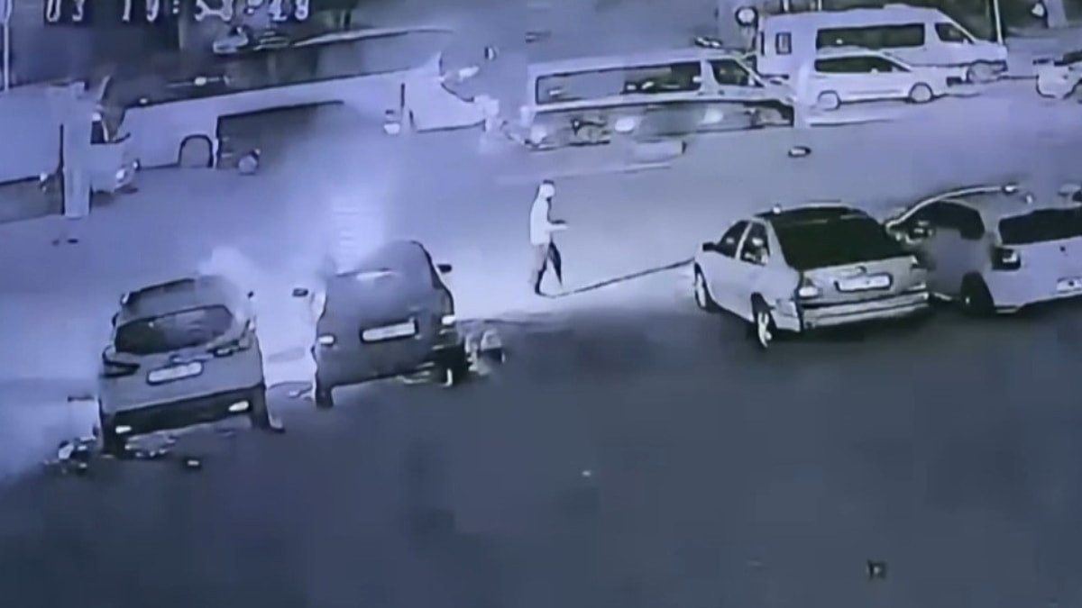 Antalya'da kundaklanan oto galeride araçlar kullanılamaz hale geldi