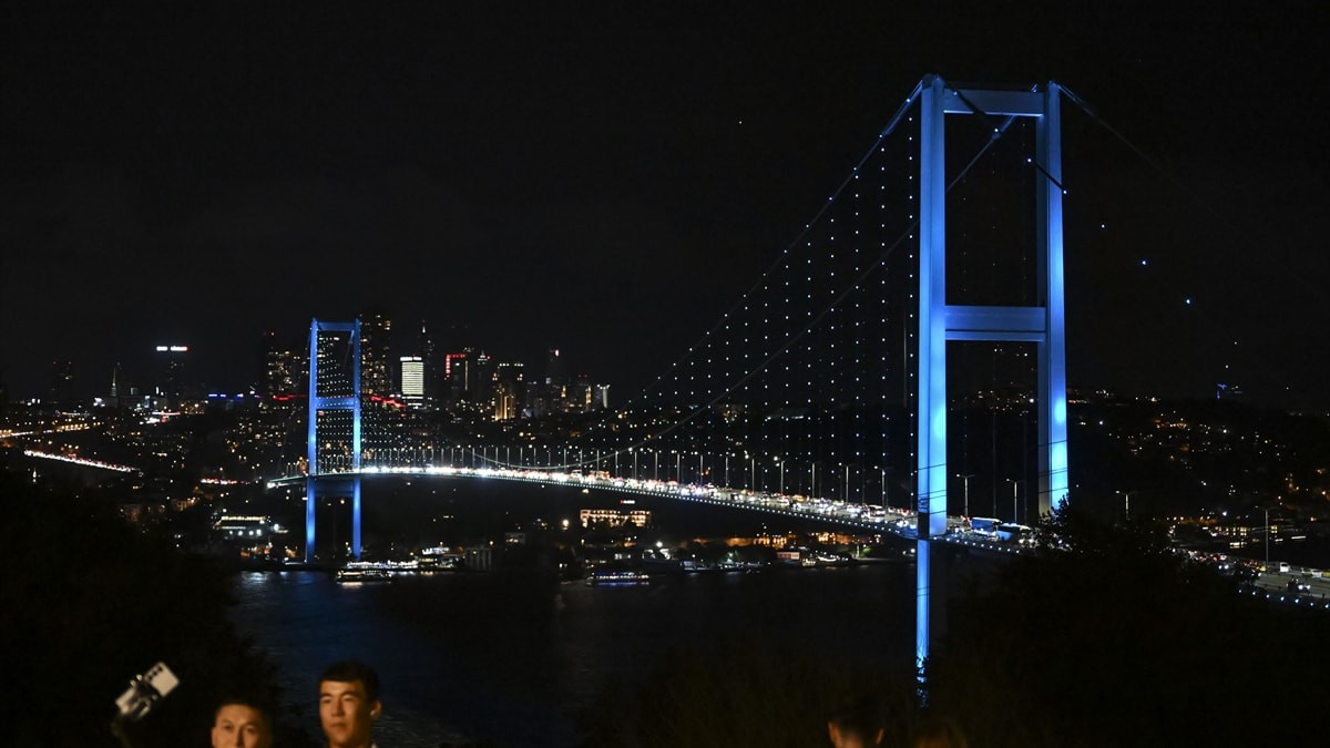 15 Temmuz Şehitler Köprüsü, Türk Dünyası Günü’nde turkuaza büründü