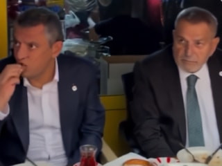 Özgür Özel'in kahvaltısı gündem oldu: Vatandaş yağmur altında seyretti