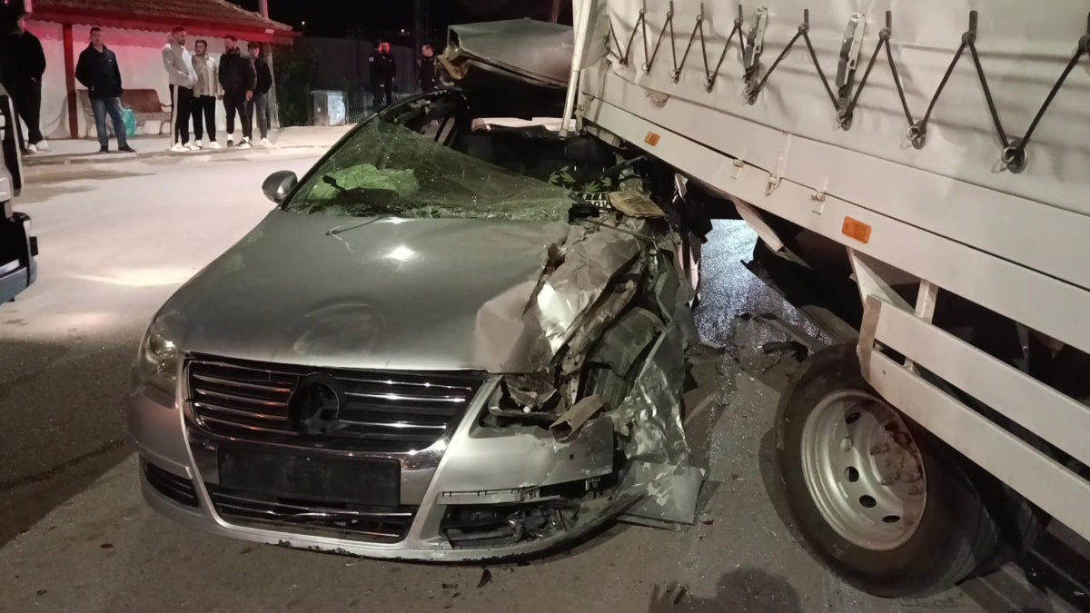 Amasya'da kamyonete çarpan otomobil hurdaya döndü