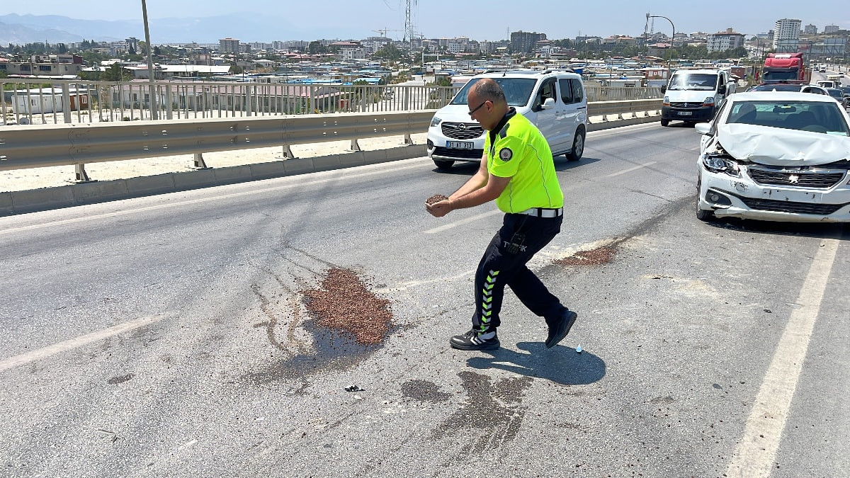 Hatay'da trafik polisinden takdir toplayan davranış