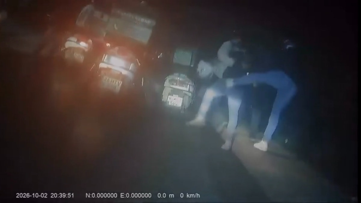 İstanbul'da moto kuryeyi dakikalarca dövdüler