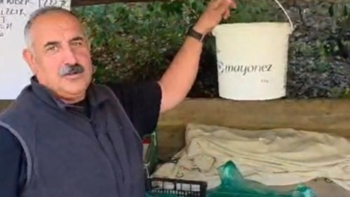 Erzurum'da satıcının bulunmadığı tezgahta ücret kovaya bırakılıyor