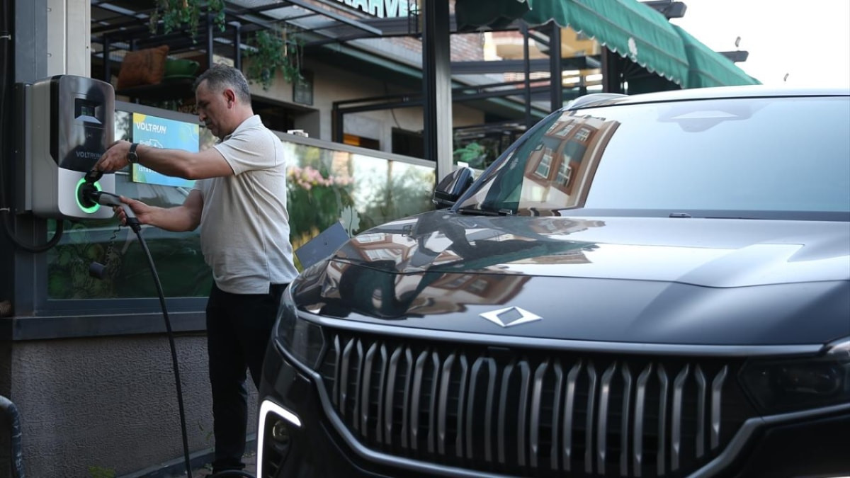 Yılın ilk 9 ayında satılan otomobillerin yarısını elektrikli ve hibritler oluşturdu
