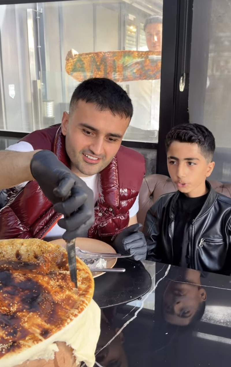 En Güzel Bağ Sevgisi: Şef Burak ve 12 Yaşındaki Müzisyenle Sıcak Anlar
