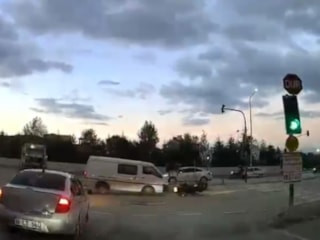 Bursa'da kırmızı ışıkta geçen ticari araç, motosiklet sürücüsüne çarptı