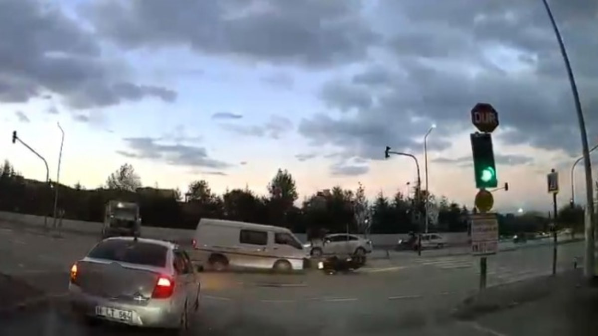 Bursa'da kırmızı ışıkta geçen kamyonet, motosiklet sürücüsüne çarptı