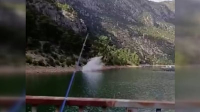 Peş peşe depremler sonrası Adana'da dağlardan kopan kaya kütlesi kamerada