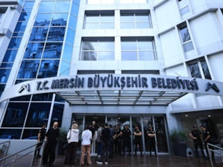 Mersin'de 3 belediyeye yolsuzluk operasyonu: 59 şüpheli adliyede