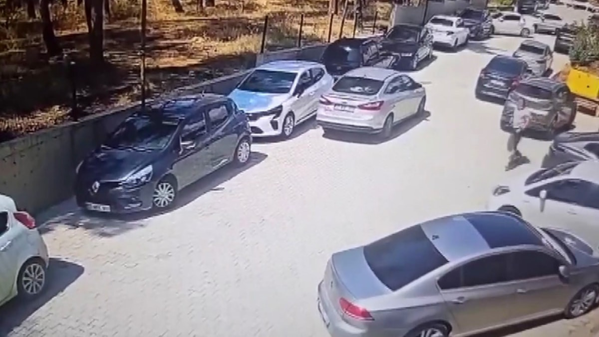 Hatay'da el freni çekilmeyen otomobil yokuş aşağı giderken güvenlik görevlileri durdurdu
