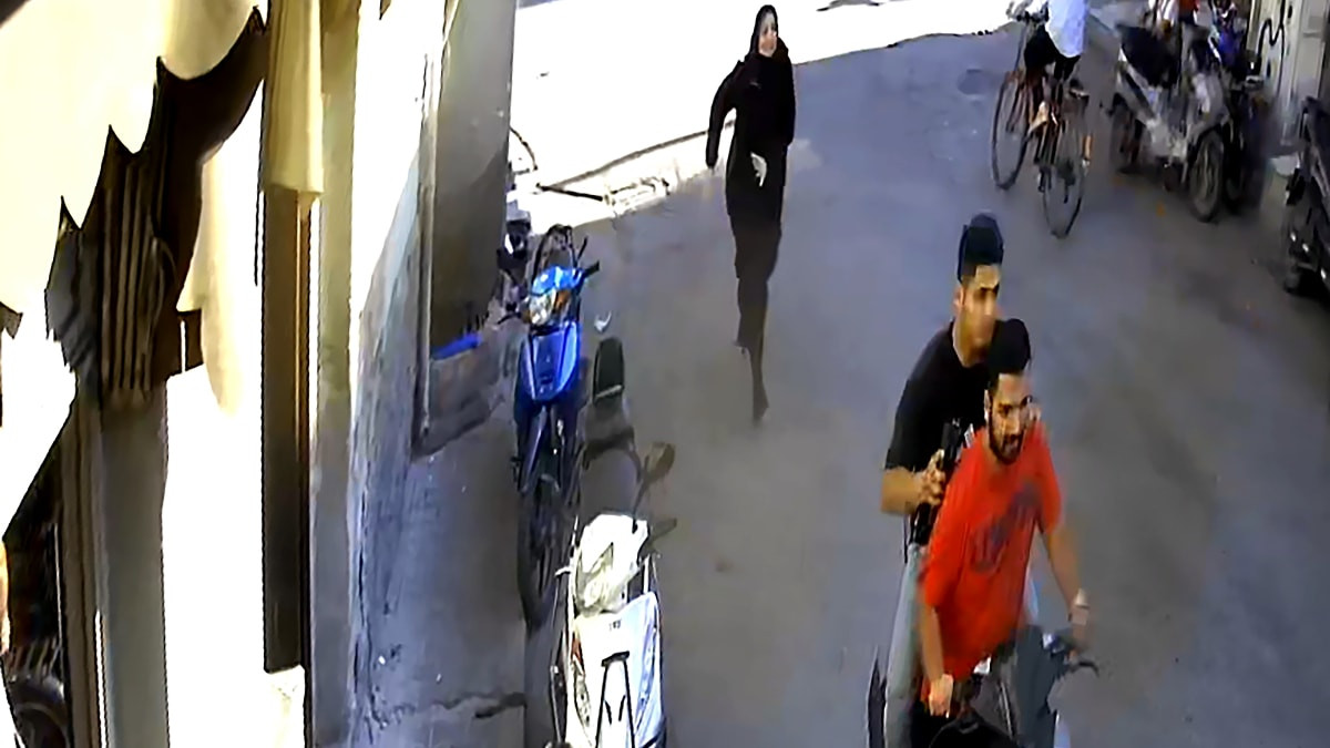Adana'da çantasını çalan şüphelilerin peşinden koştu