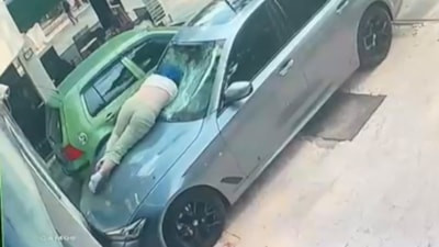 Ankara'da otelin 6'ncı katından otomobilin üzerine düşen kadın ağır yaralandı