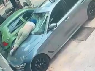 Ankara'da otelin 6'ncı katından otomobilin üzerine düşen kadın ağır yaralandı