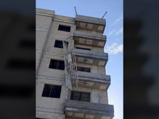 Mersin'de inşaat iskelesinden düşen 2 işçiden 1'i öldü