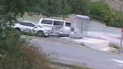 Gümüşhane'de minibüs ile otomobil durağa savruldu: 4 yaralı
