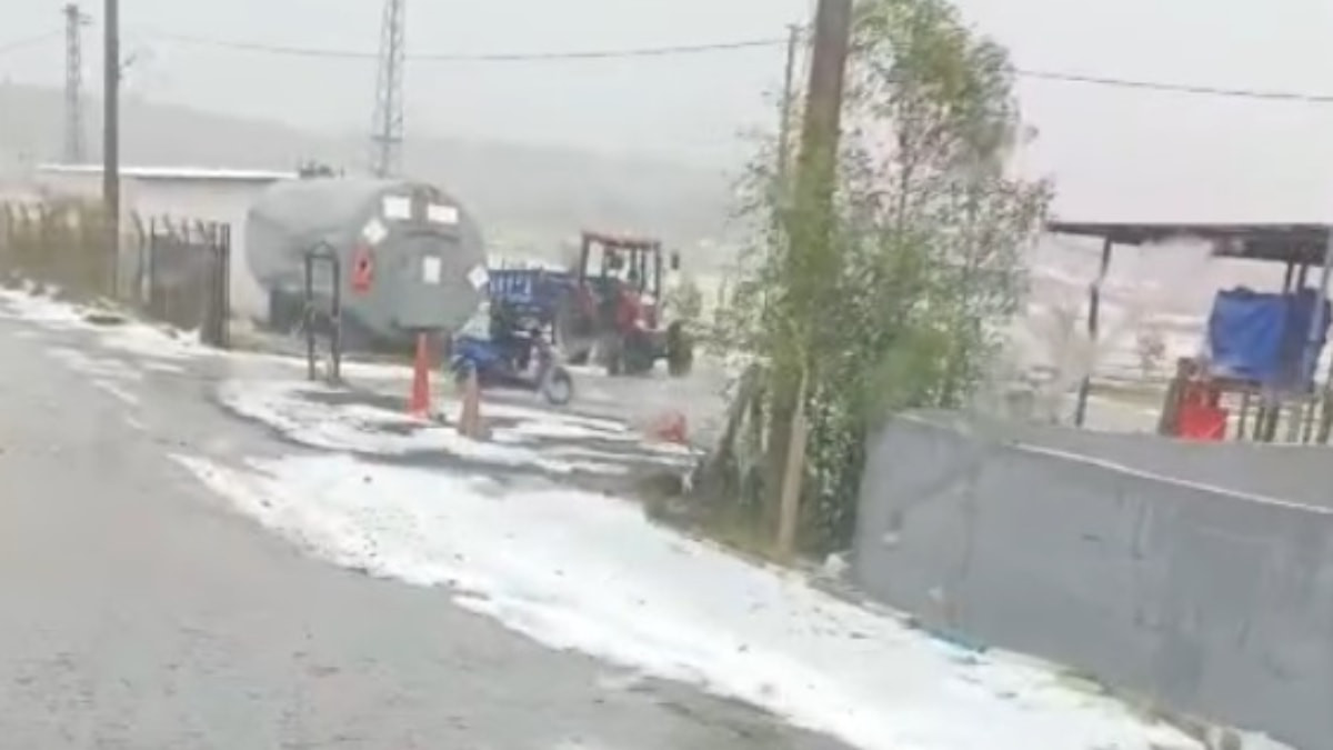 Hatay'da dolu tarım arazilerine zarar verdi