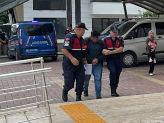 Antalya'da kuşlara yönelik vahşet kamerada: Birinin kafasını ağzıyla, diğerini bıçakla kesti