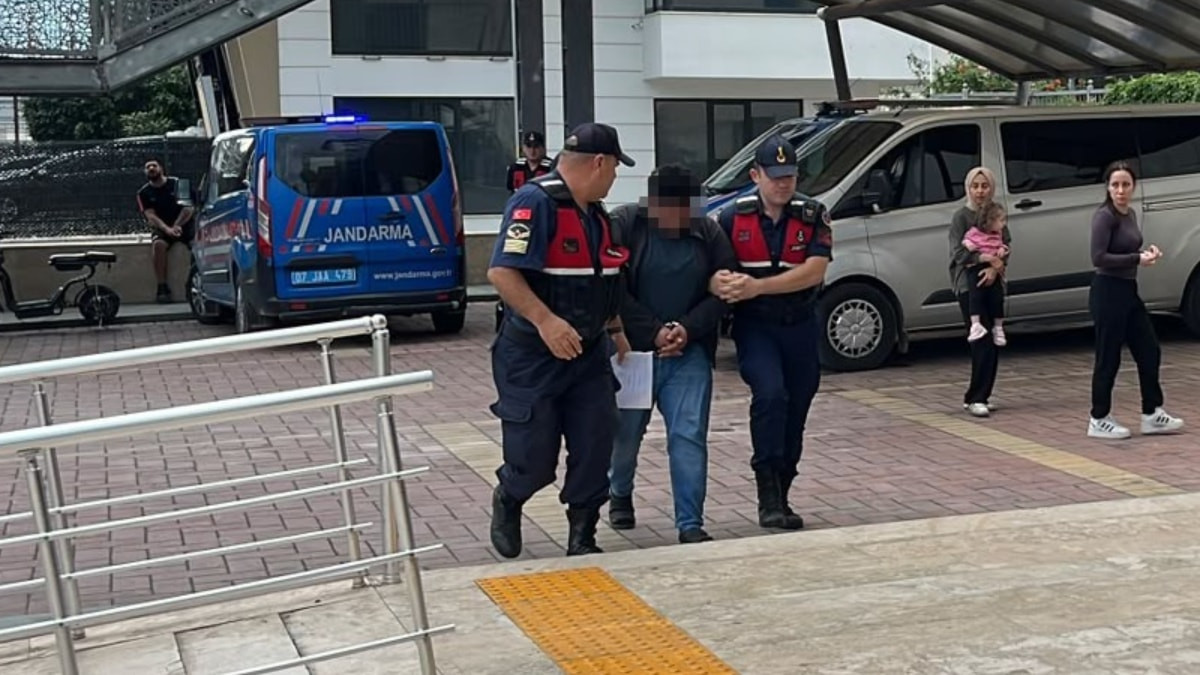 Antalya'da kuşlara yönelik vahşet kamerada: Birinin kafasını ağzıyla, diğerinin bıçakla kesti