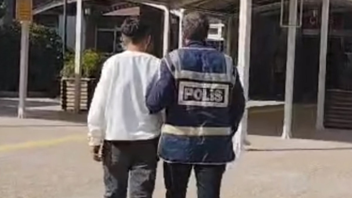 Aksaray'da 14 yaşındaki çocuğun şarküteriden hırsızlığı kamerada
