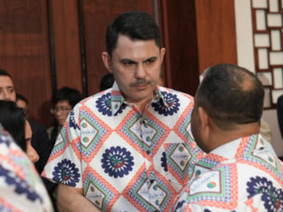 Murat Kurum,  Pre-COP toplantılarına katıldı: Fiji'nin yerel kıyafetlerini giydi