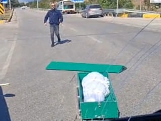 Isparta'da seyir halindeki cenaze nakil aracından yola tabut düştü