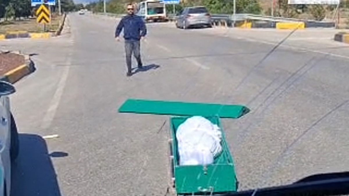 Isparta'da seyir halindeki cenaze nakil aracından yola tabut düştü