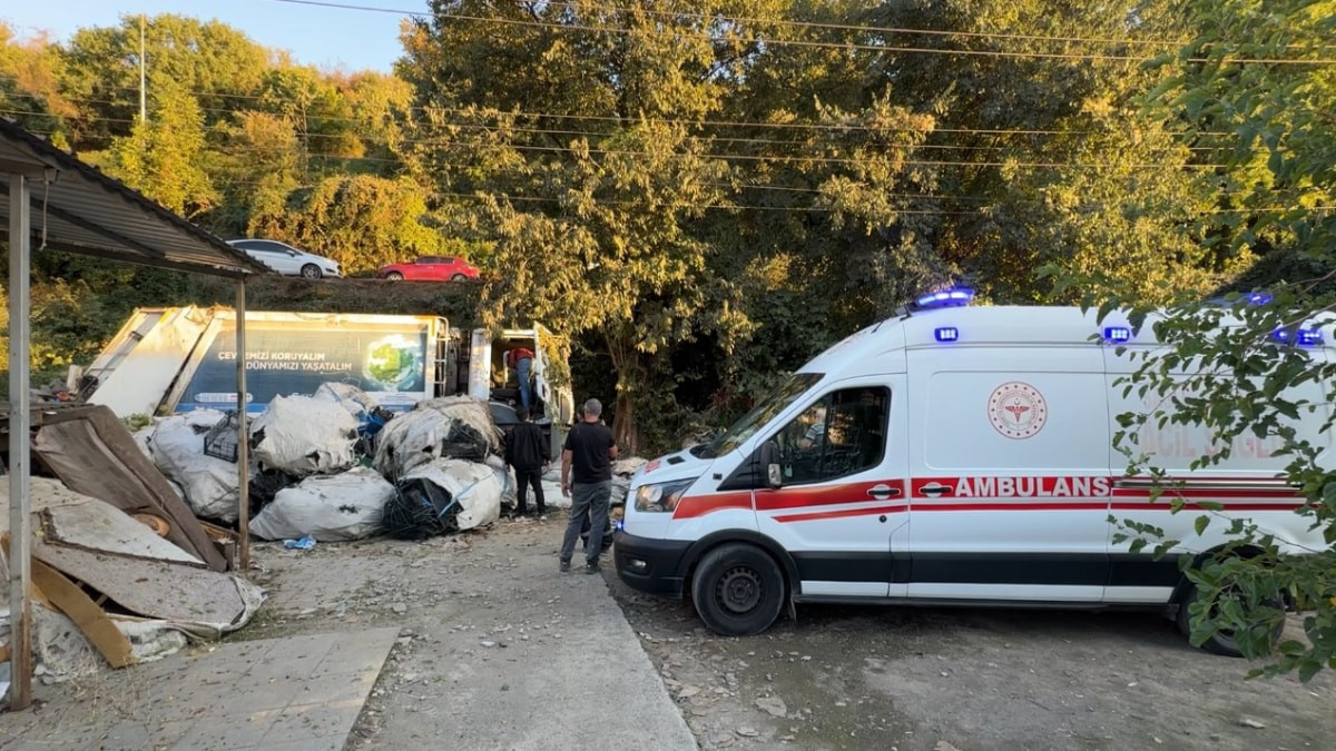Karabük'te bir çöp kamyonu yol vermek isterken şarampole devrildi