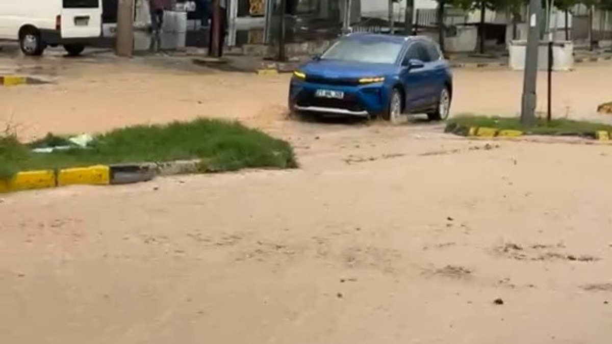 Diyarbakır'da sağanak yağış: Caddeler göle döndü