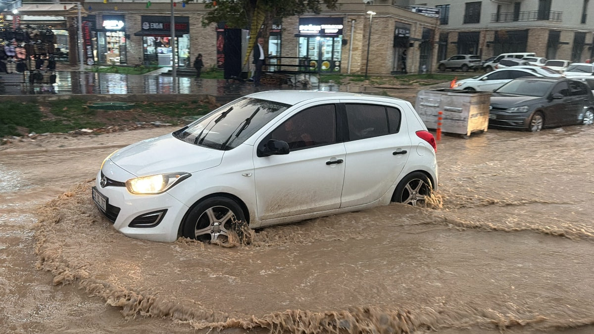 Adıyaman’da sağanak yağış, vatandaşlara zor anlar yaşattı