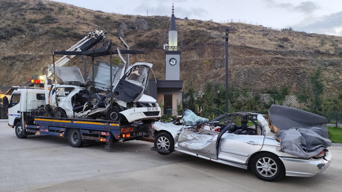 Ankara'da karşı yönlerden gelen iki otomobilin çarpıştığı kazada 2 kişi hayatını kaybetti