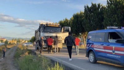 Antalya'da seyir halindeyken kurşunlanan kamyonun sürücüsü yaralandı